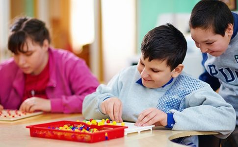 Vivre au quotidien avec un enfant autiste : communication et activités éducatives